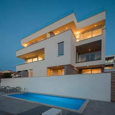 아파트 Dreams With Pool, Private Terrace, Sea View, Jacuzzi 트로기르