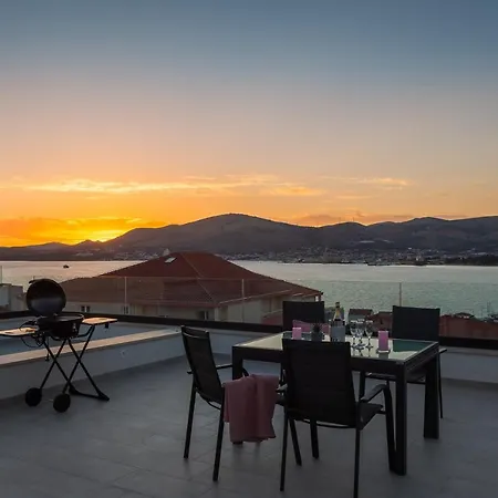 Luxury Dreams In Okrug With Swimming Pool, Sea View, Wifi, Parking